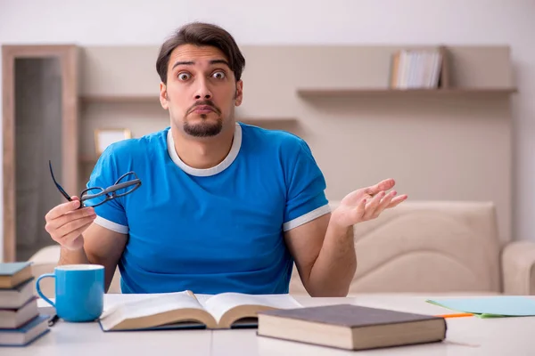 Jonge mannelijke student die thuis studeert — Stockfoto