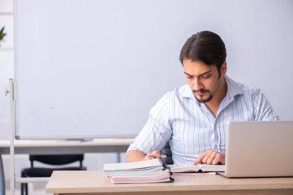 Junger männlicher Lehrer vor Whiteboard — Stockfoto