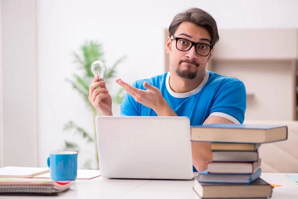 Ung manlig student studerar hemma — Stockfoto