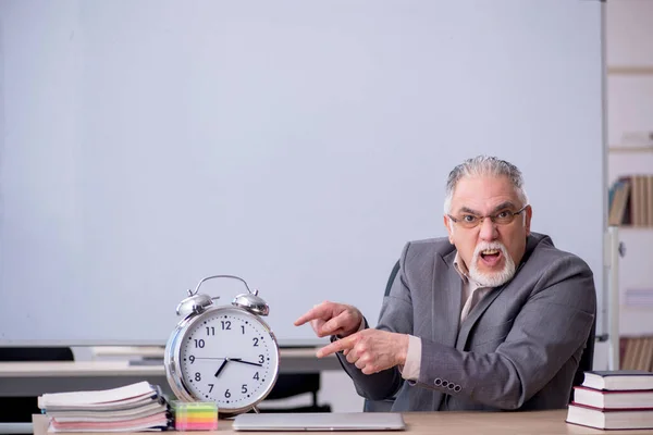 Viejo profesor masculino frente a pizarra en conce de gestión del tiempo — Foto de Stock