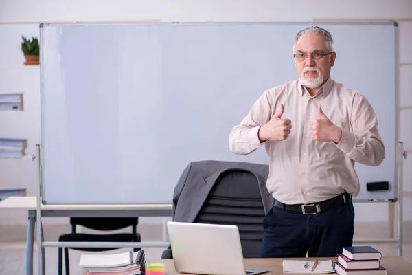 Velho professor masculino na frente do quadro branco — Fotografia de Stock