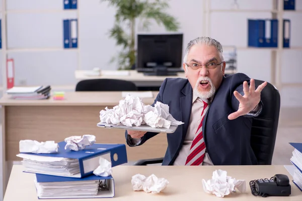 Viejo empleado masculino en el concepto de lluvia de ideas —  Fotos de Stock