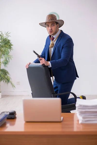 Молодий ковбой бізнесмен працює на робочому місці — стокове фото