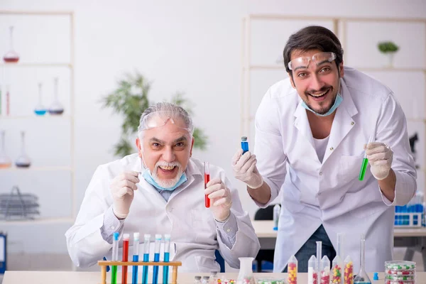 Dos químicos masculinos en el concepto de síntesis de fármacos en el laboratorio — Foto de Stock