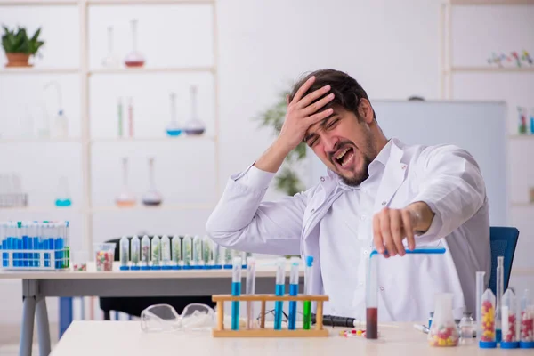 Junger männlicher Chemiker im Konzept der Drogensynthese — Stockfoto