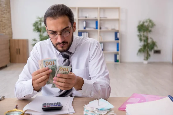 Ung manlig bokhållare i budgetplanering koncept — Stockfoto