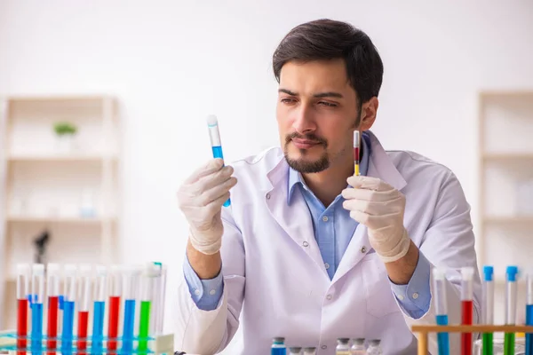 Ung manlig kemist som arbetar på laboratoriet i vaccinationskonceptet — Stockfoto