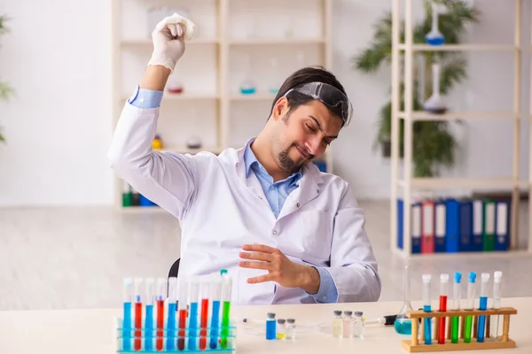 Jovem químico do sexo masculino que trabalha no laboratório — Fotografia de Stock