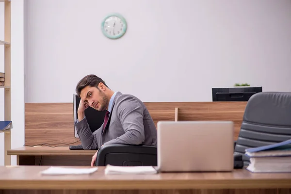 Jovem empresário empregado que trabalha no escritório — Fotografia de Stock