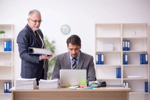 Dos empleados masculinos en concepto de bullying — Foto de Stock