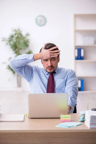 Giovane dipendente maschio e troppo lavoro in ufficio — Foto Stock