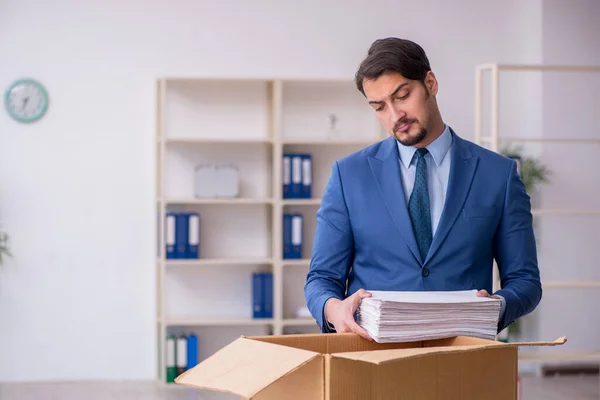 Jeune employé masculin dans le concept de relocalisation d'entreprise — Photo