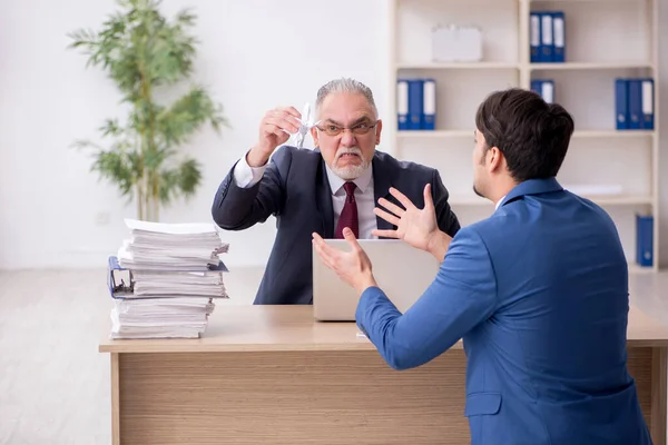 Twee mannelijke werknemers in het ontslagconcept — Stockfoto