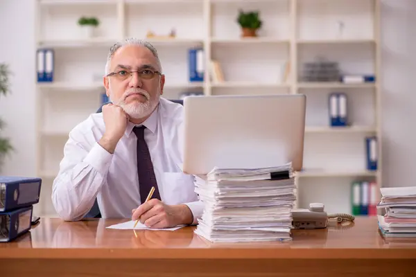 Gammal manlig arbetsgivare och för mycket arbete på kontoret — Stockfoto