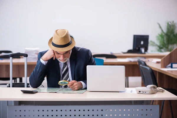 Gammal manlig anställd som förbereder sig för resa på kontoret — Stockfoto