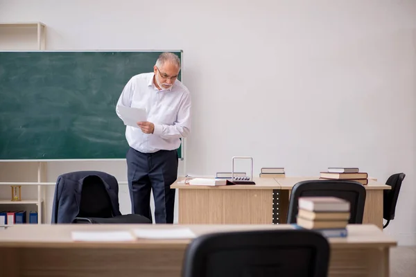 Oude mannelijke leraar voor schoolbord — Stockfoto