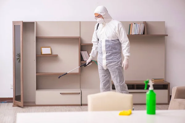 Jovem empreiteiro fazendo controle de pragas em casa — Fotografia de Stock