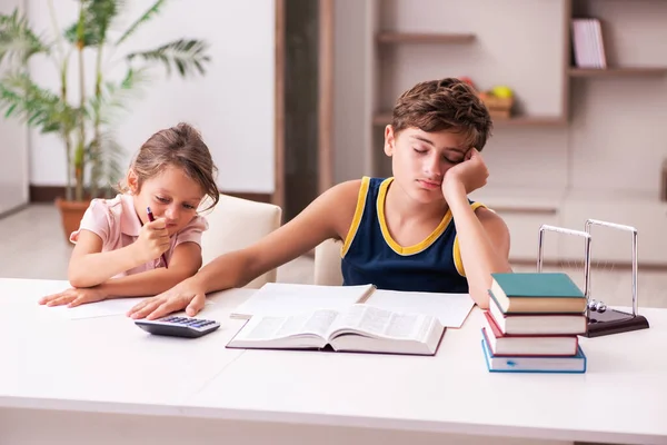 Schulkind und seine kleine Schwester bleiben während der Pandemie zu Hause — Stockfoto