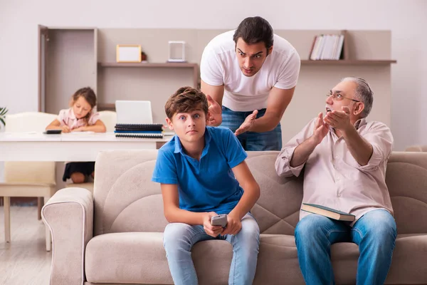 Tre generationer hemma under pandemin — Stockfoto