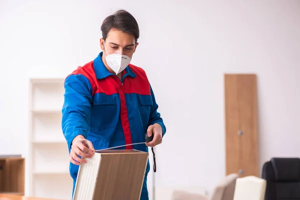 Joven carpintero masculino trabajando en la oficina durante una pandemia — Foto de Stock