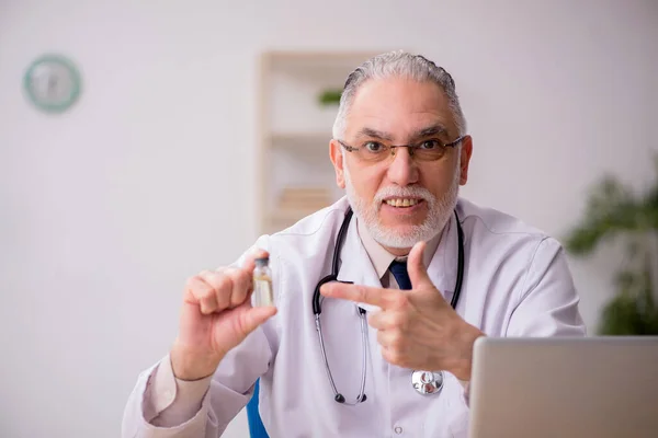 Velho médico do sexo masculino no conceito de vacinação — Fotografia de Stock