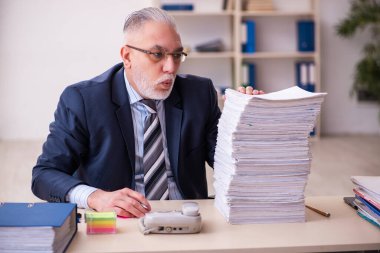 Ofisteki aşırı işten memnun olmayan eski bir işadamı.