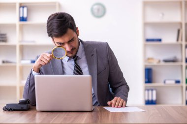 Ofiste çalışan yakışıklı bir denetçi.