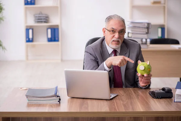 Old male employee in retirement concept — Stock Photo, Image