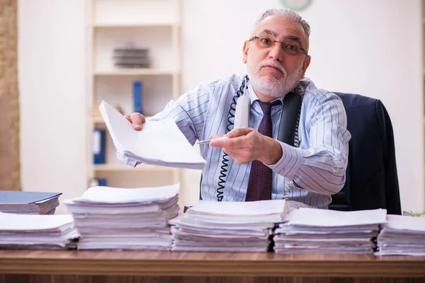 Alter Geschäftsmann Mitarbeiter unzufrieden mit exzessiver Arbeit im Büro — Stockfoto