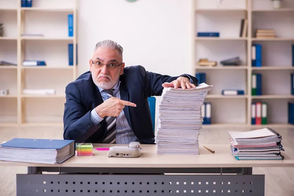 Alter Geschäftsmann Mitarbeiter unzufrieden mit exzessiver Arbeit im Büro — Stockfoto