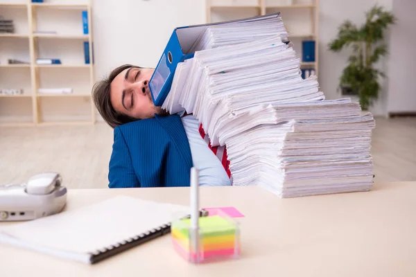 Jovem empresário empregado infeliz com excesso de trabalho no escritório — Fotografia de Stock