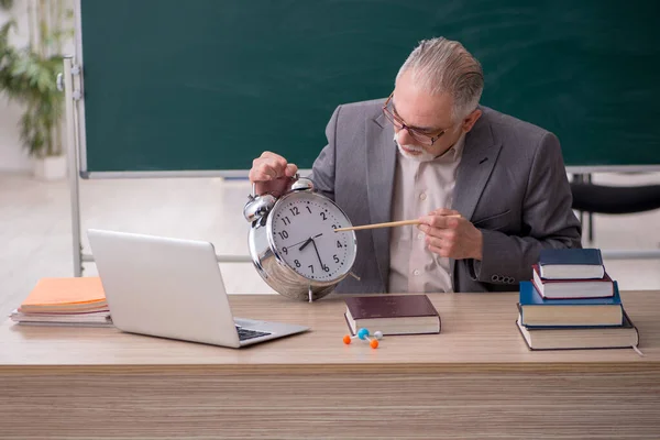 Antigo professor do sexo masculino no conceito de gestão do tempo — Fotografia de Stock