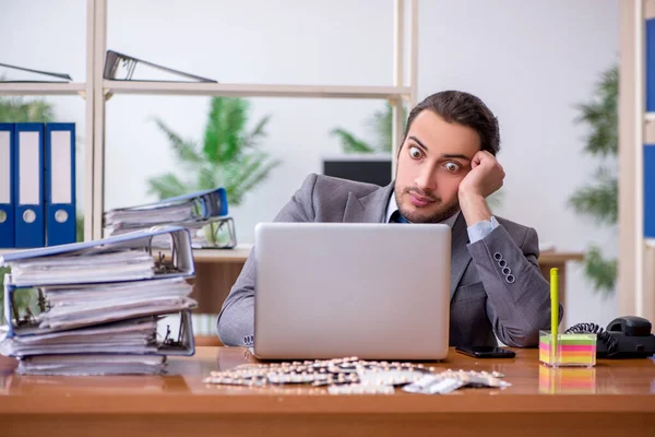 Jovem trabalhador doente sofrendo no local de trabalho — Fotografia de Stock