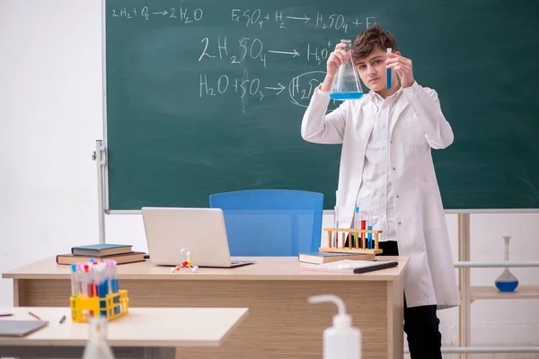 Schoolboy studying chemistry in the classroom — Stock Photo, Image