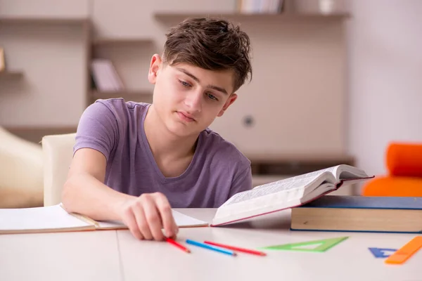 家庭での試験の準備をする学校の少年 — ストック写真