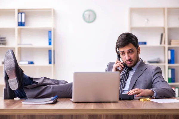 Jonge knappe zakenman die in het kantoor werkt — Stockfoto