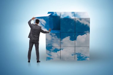 İş adamı şekilli bulut küpü inşa ediyor