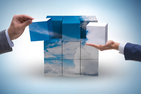 Бизнесмен строит облачный куб с формами