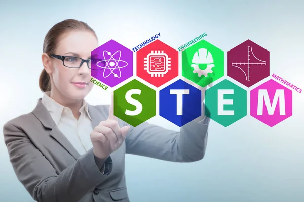Бізнес-леді натискає віртуальні кнопки в концепції освіти STEP — стокове фото