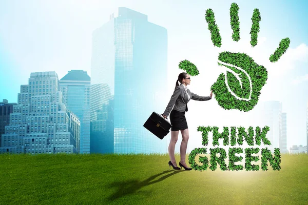 Подумайте зеленая экологическая концепция с предпринимательницей — стоковое фото