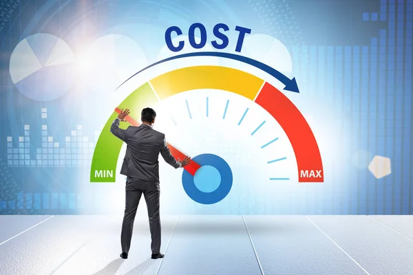 Concetto di gestione dei costi con l'uomo d'affari — Foto Stock
