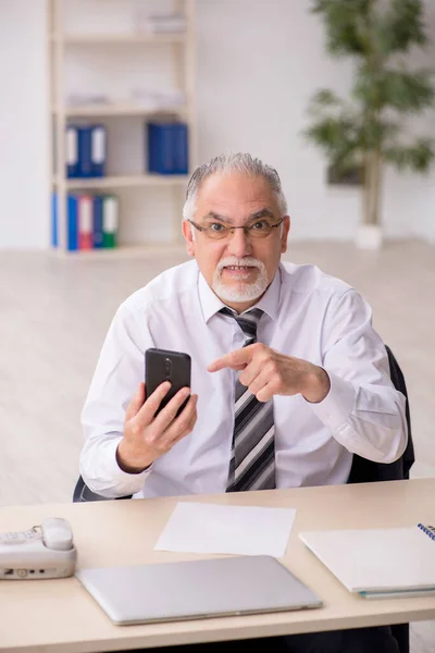 Viejo empleado que trabaja en la oficina —  Fotos de Stock