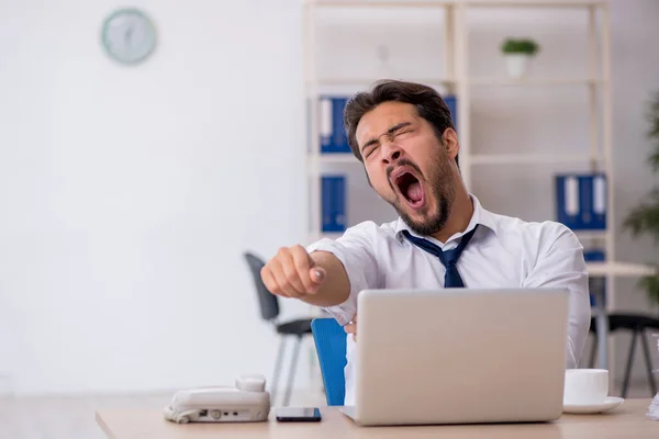 Joven empleado masculino descontento con el trabajo excesivo en la oficina —  Fotos de Stock