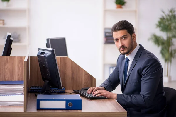 Mladý muž zaměstnanec pracující v kanceláři — Stock fotografie