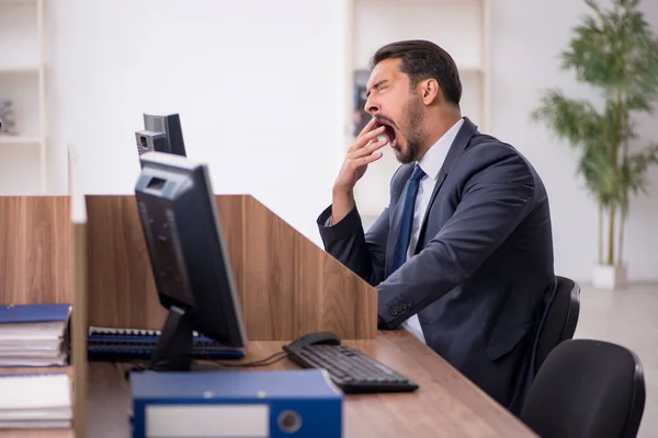 Giovane dipendente maschile che lavora in ufficio — Foto Stock