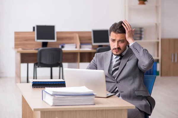 Jeune employé masculin travaillant au bureau — Photo