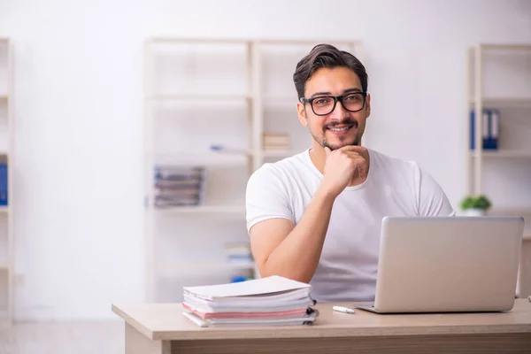 Joven estudiante empleado en el lugar de trabajo — Foto de Stock