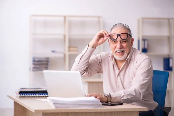 Viejo empleado que trabaja en el lugar de trabajo —  Fotos de Stock