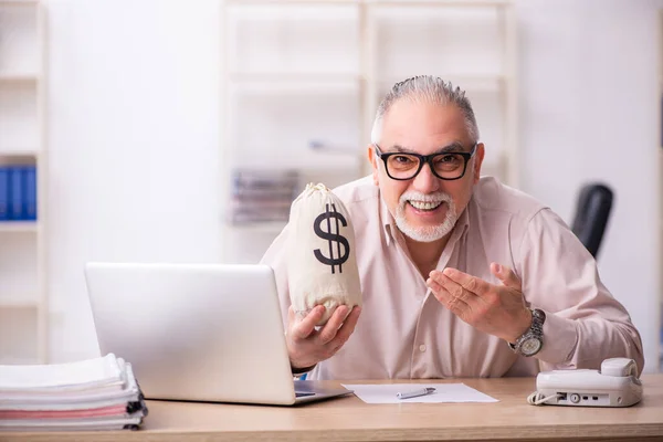 Old male employee in remuneration concept — Stock Photo, Image