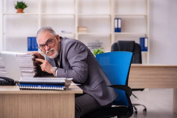 Old male employee working at workplace — Stock Photo, Image